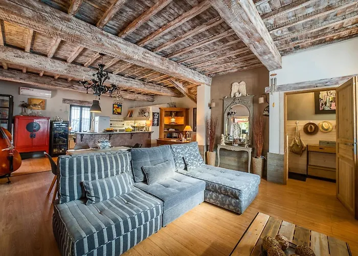 Charming House With Intimate Garden & Plunge Pool Sleeps 6 Nyaraló *
